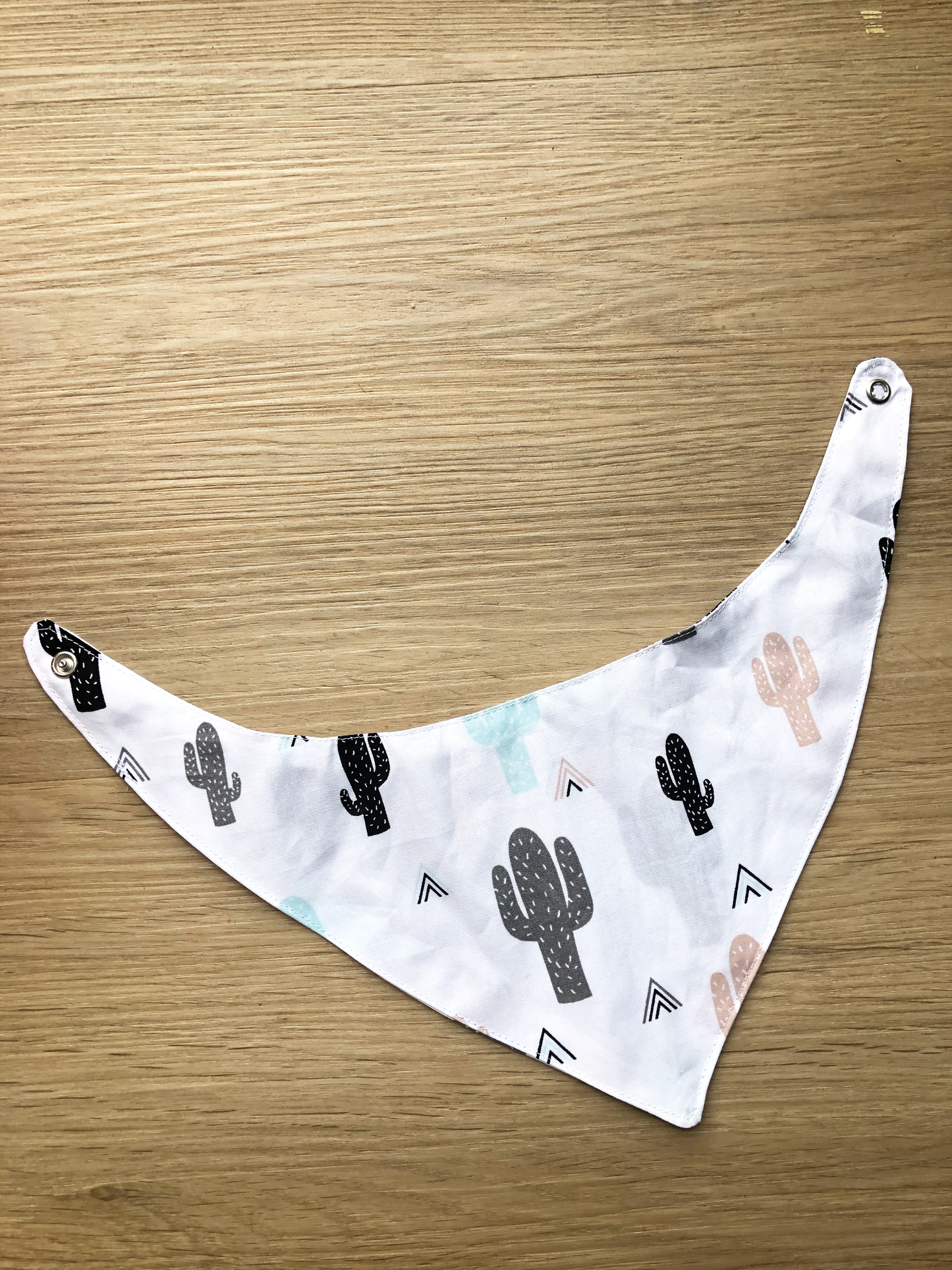 Bandana slab handgemaakt en wasbaar | CACTUSSEN WIT (eventueel met naam)