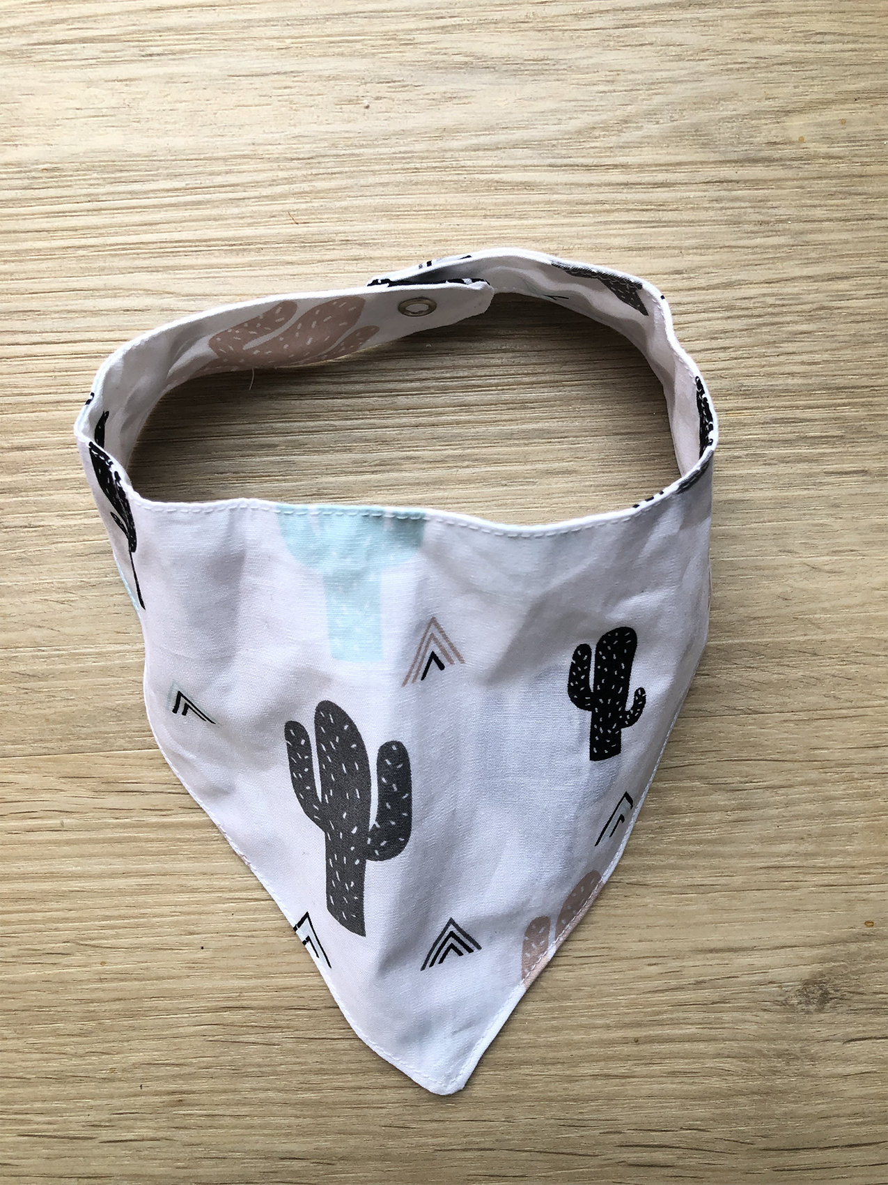 Bandana slab handgemaakt en wasbaar | CACTUSSEN WIT (eventueel met naam)