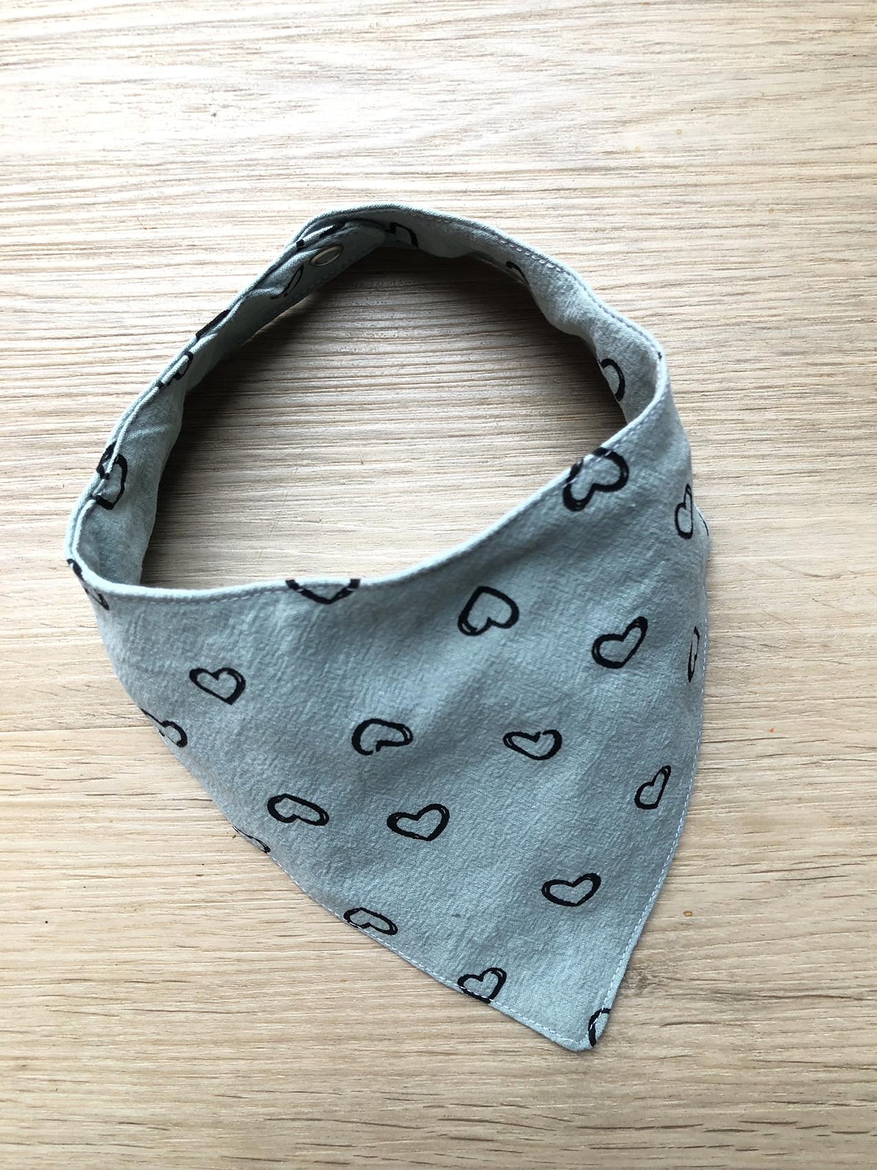 Bandana slab handgemaakt en wasbaar | VINTAGE GROEN HARTJES (eventueel met naam)