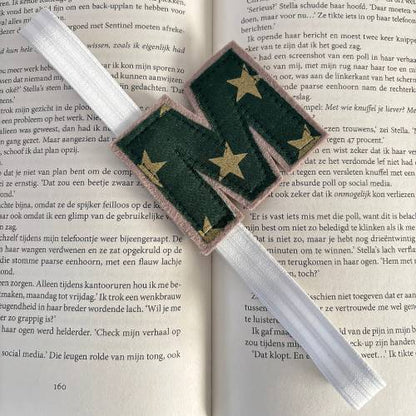 Boekenlegger elastiek gepersonaliseerd met letter | Donker groen met gouden sterren