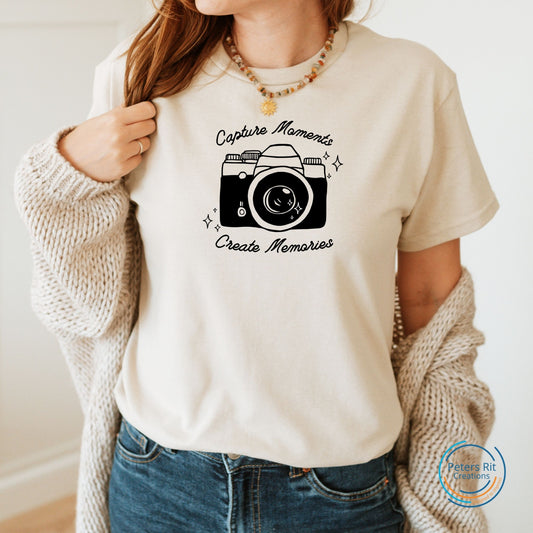 Dames T-shirt R-hals korte mouw | CAPTURE MOMENTS CREATE MEMORIES CAMERA