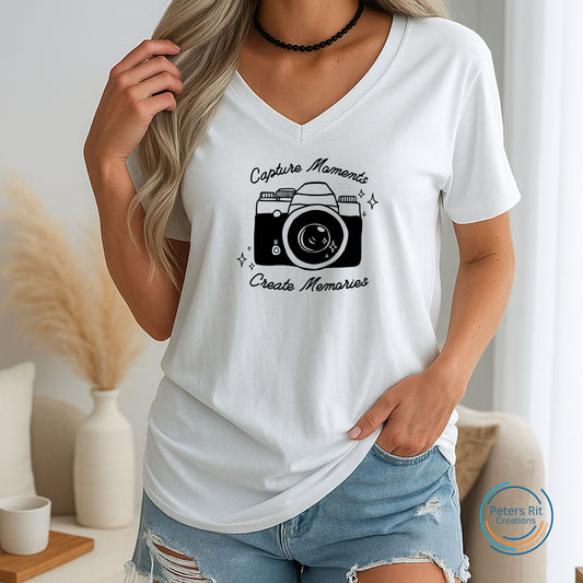 Dames T-shirt V-hals korte mouw | CAPTURE MOMENTS CREATE MEMORIES CAMERA